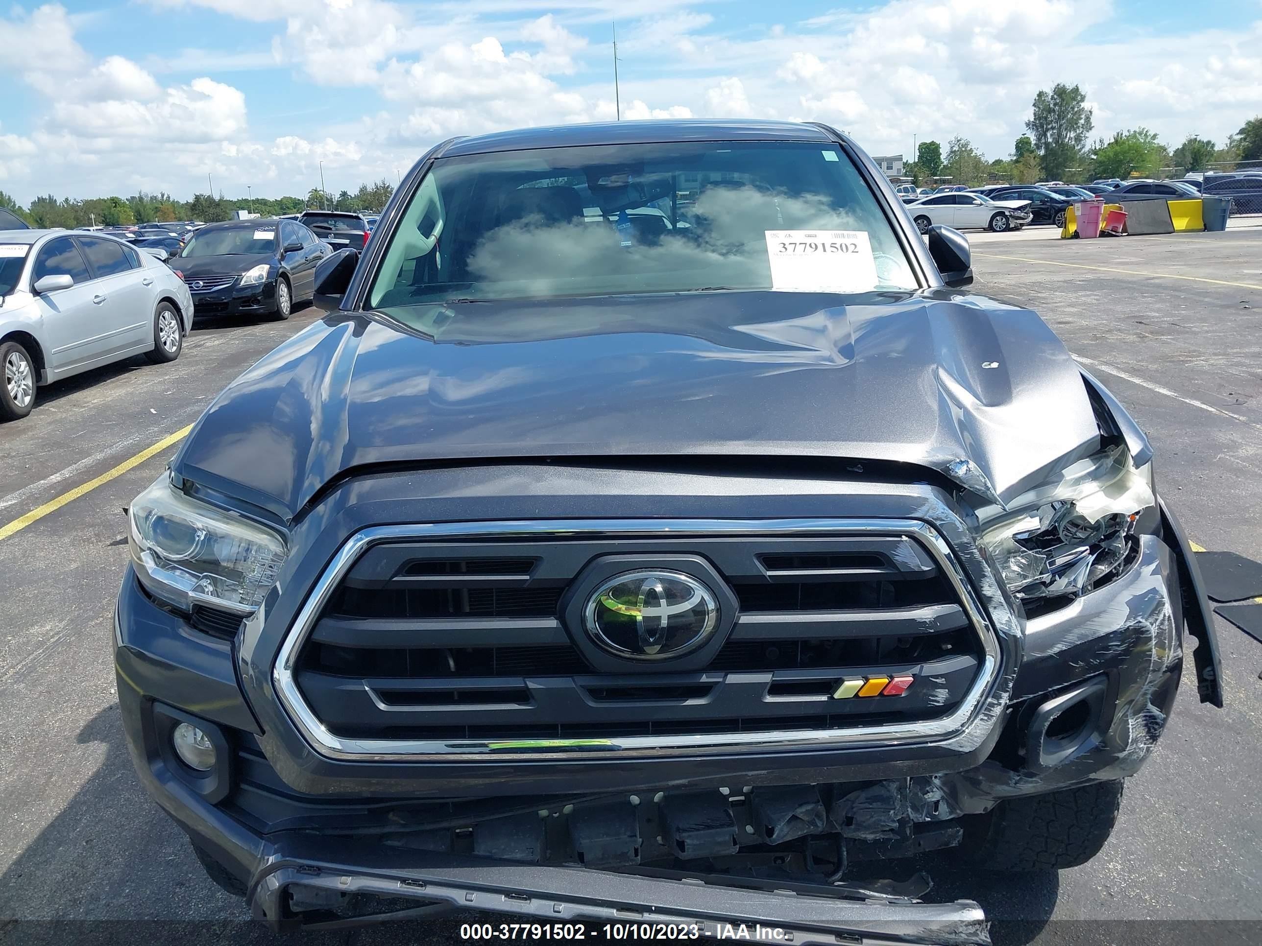 Photo 5 VIN: 5TFAZ5CN4JX058958 - TOYOTA TACOMA 