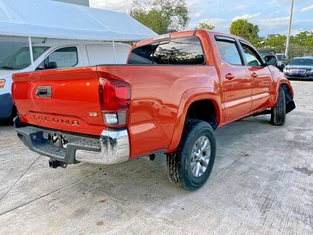 Photo 3 VIN: 5TFAZ5CN6JX063451 - TOYOTA TACOMA DOU 