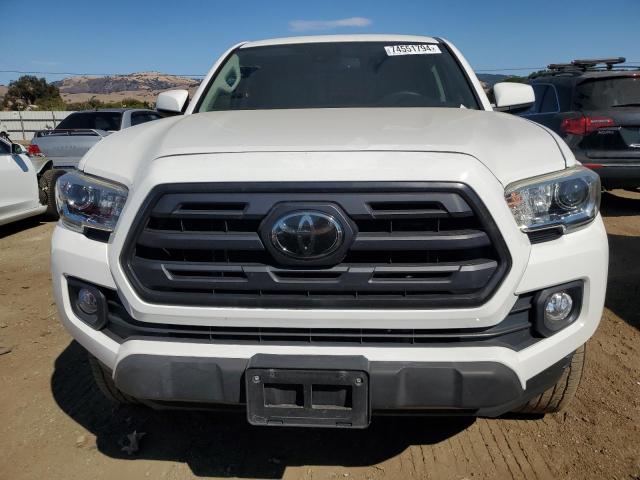 Photo 4 VIN: 5TFAZ5CN7JX058596 - TOYOTA TACOMA DOU 