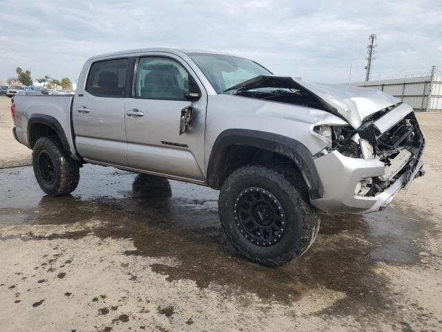 Photo 3 VIN: 5TFAZ5CN8JX070983 - TOYOTA TACOMA 