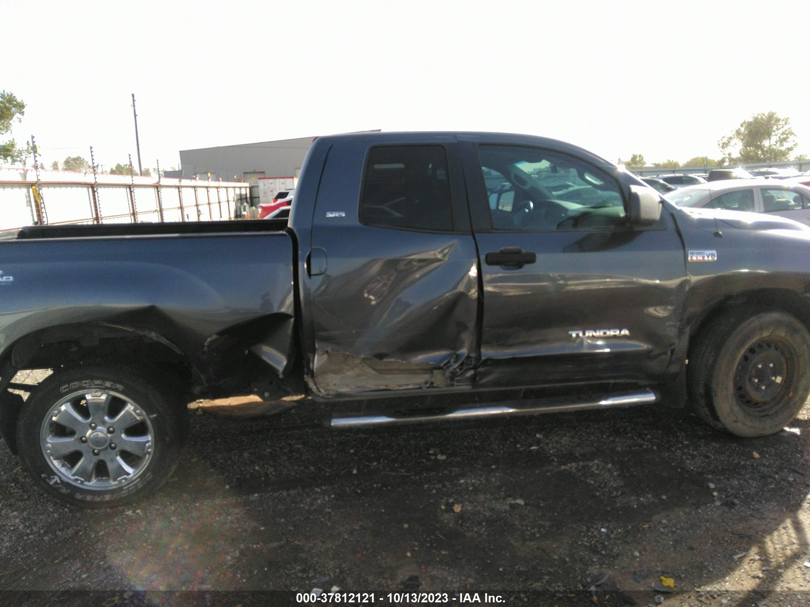 Photo 13 VIN: 5TFBV541X7X031915 - TOYOTA TUNDRA 