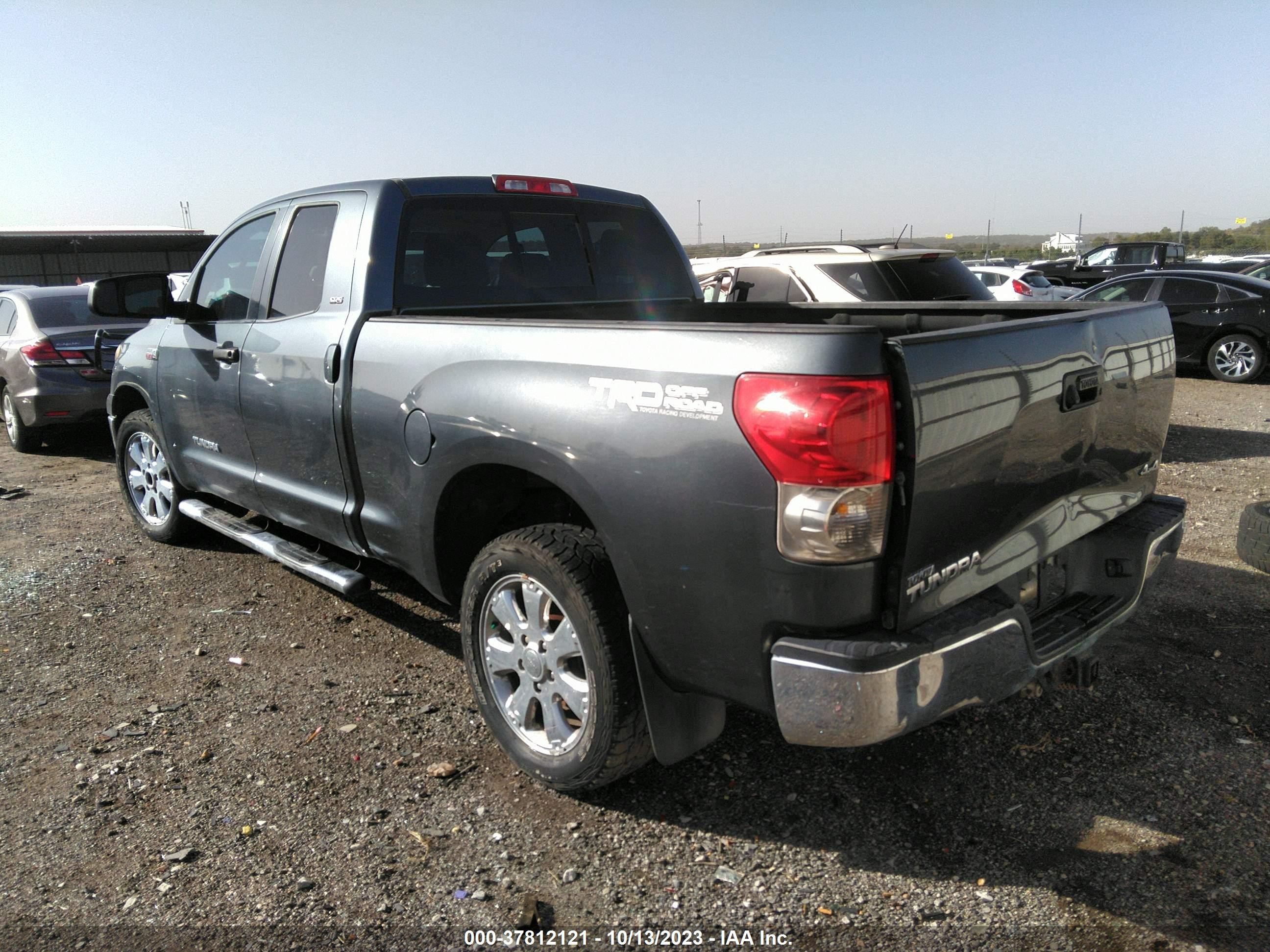 Photo 2 VIN: 5TFBV541X7X031915 - TOYOTA TUNDRA 