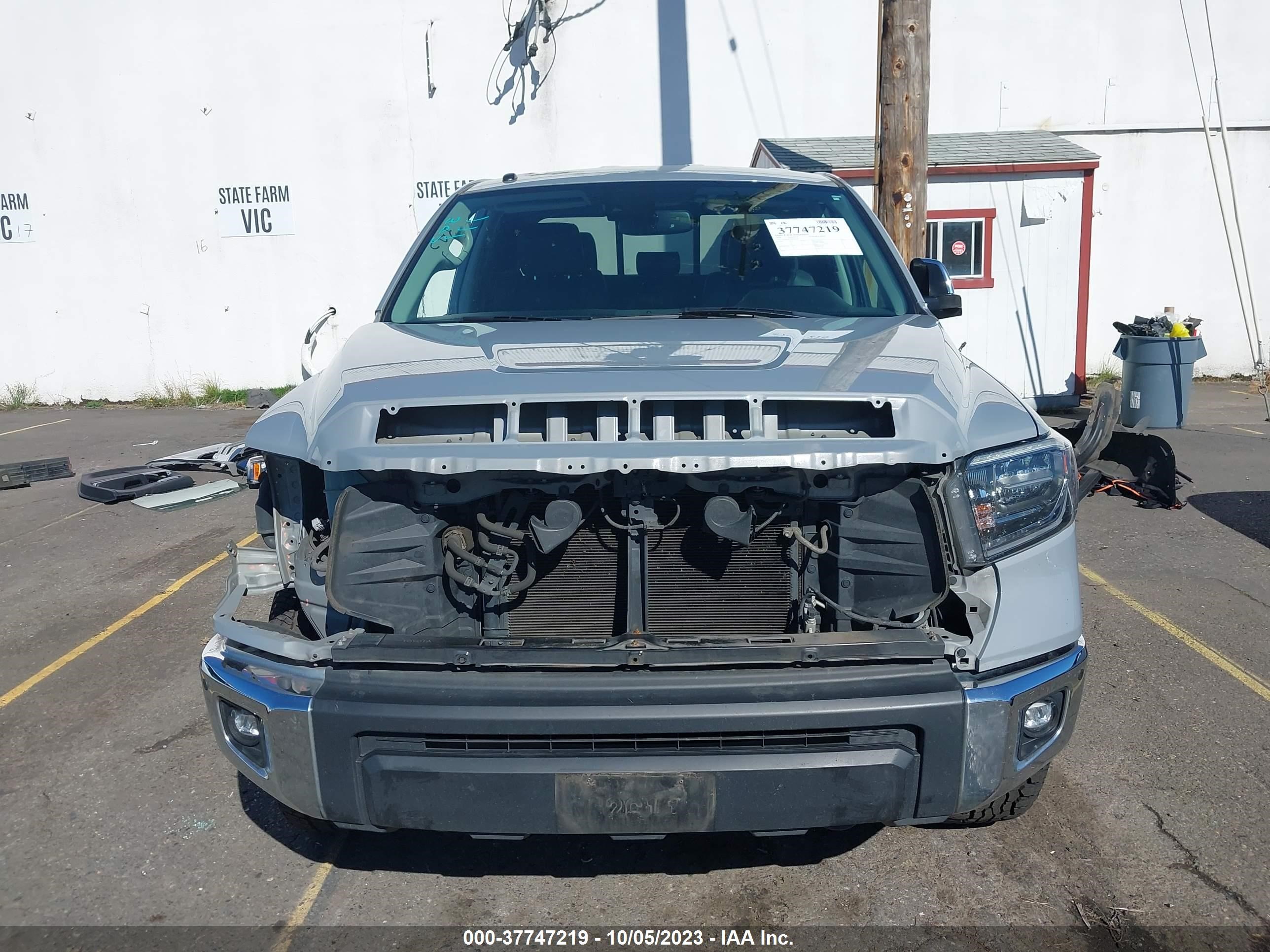 Photo 12 VIN: 5TFBY5F18JX743142 - TOYOTA TUNDRA 