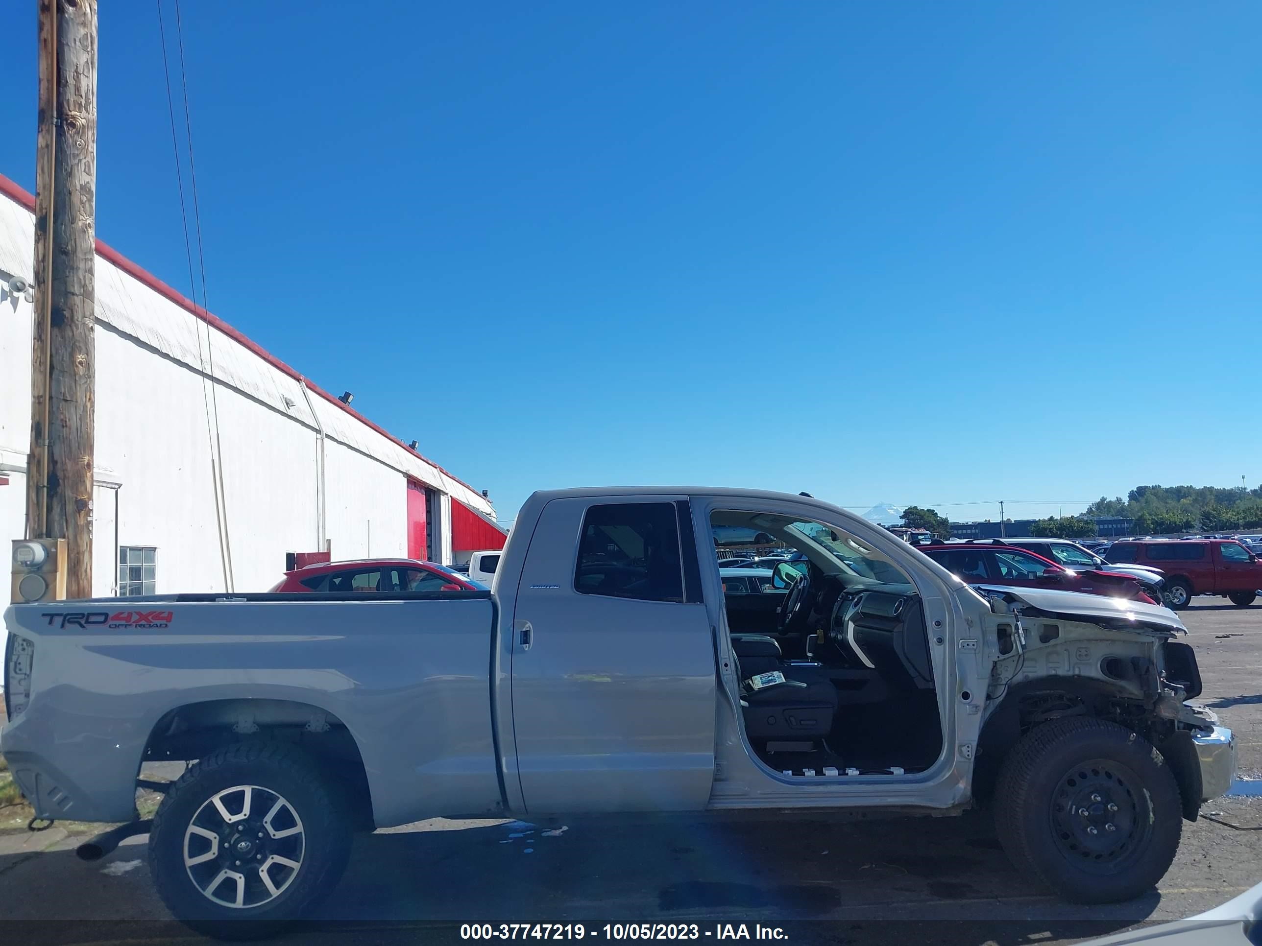 Photo 13 VIN: 5TFBY5F18JX743142 - TOYOTA TUNDRA 