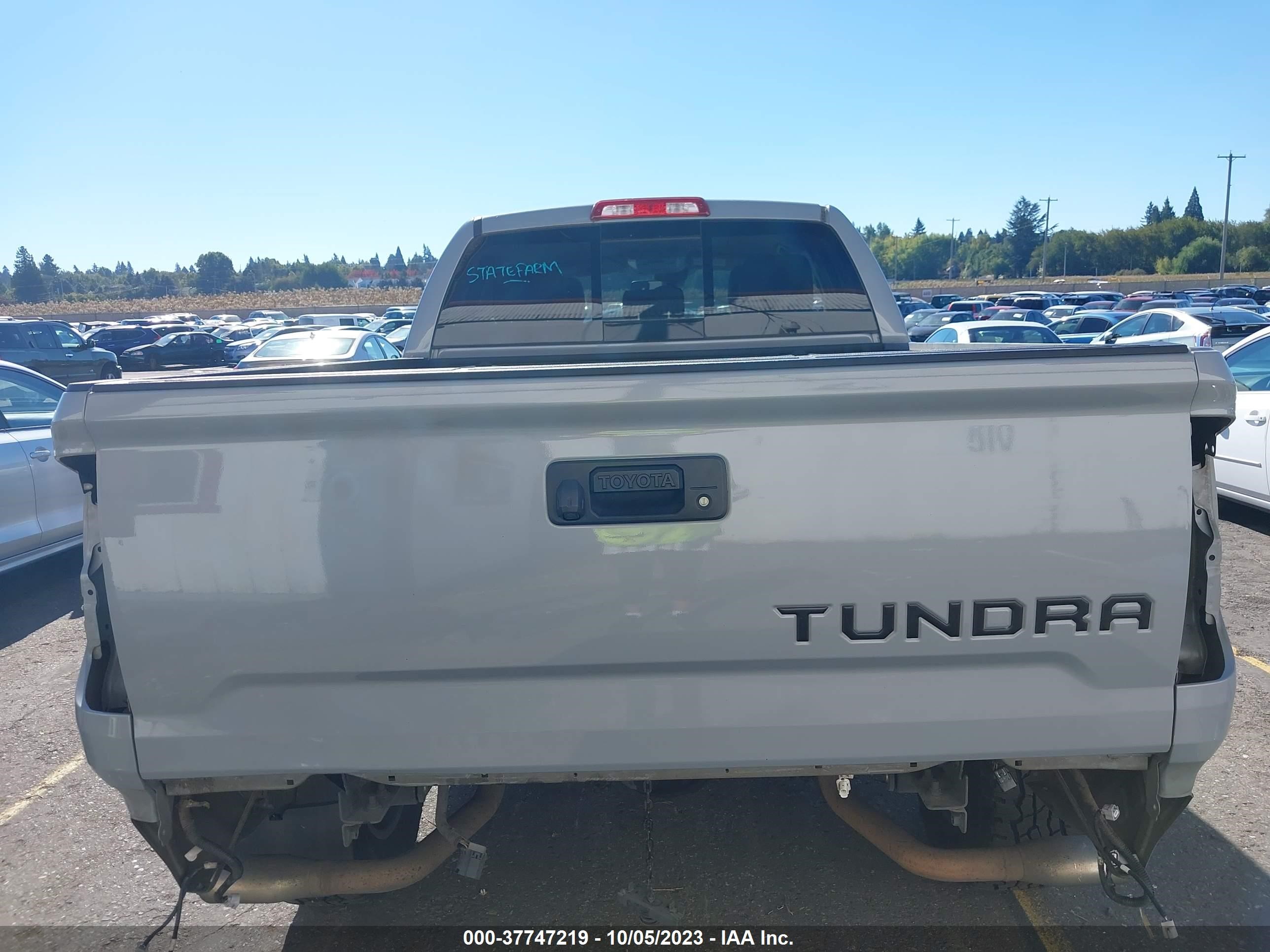 Photo 16 VIN: 5TFBY5F18JX743142 - TOYOTA TUNDRA 