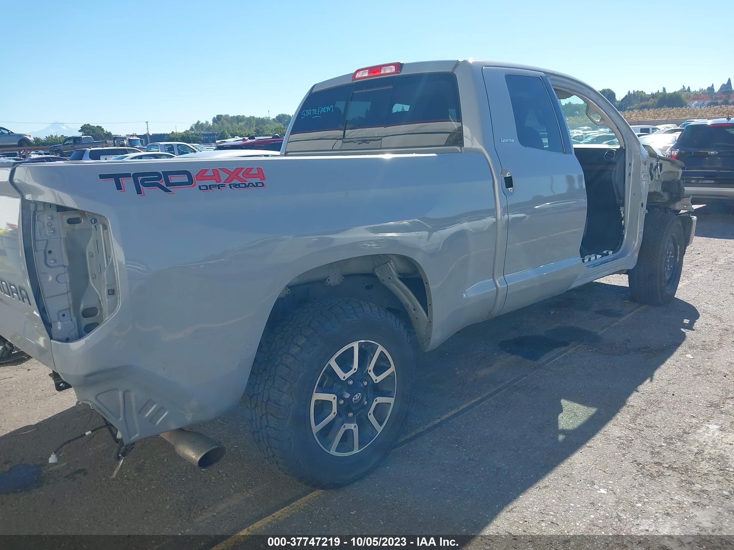 Photo 3 VIN: 5TFBY5F18JX743142 - TOYOTA TUNDRA 