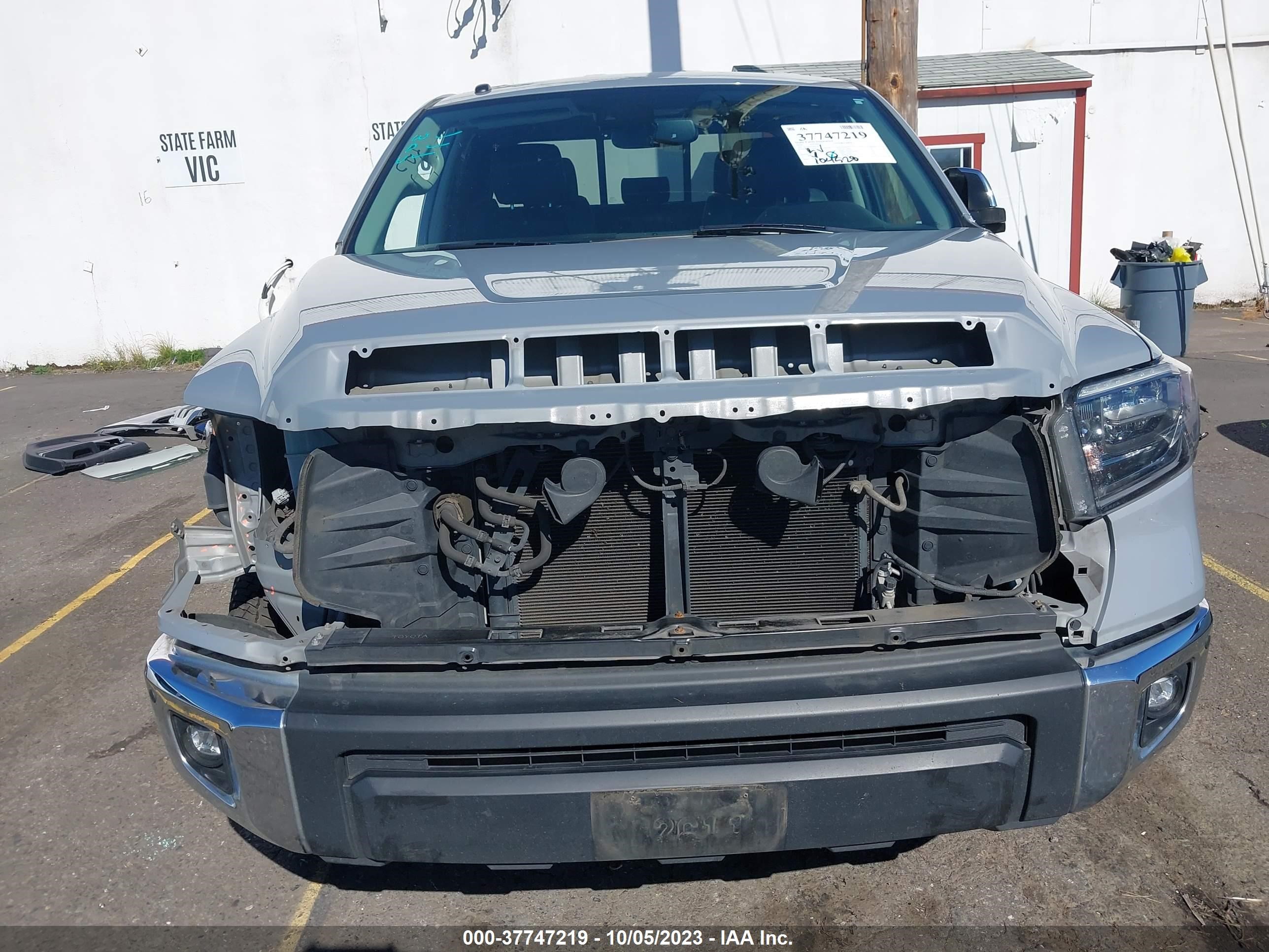 Photo 5 VIN: 5TFBY5F18JX743142 - TOYOTA TUNDRA 