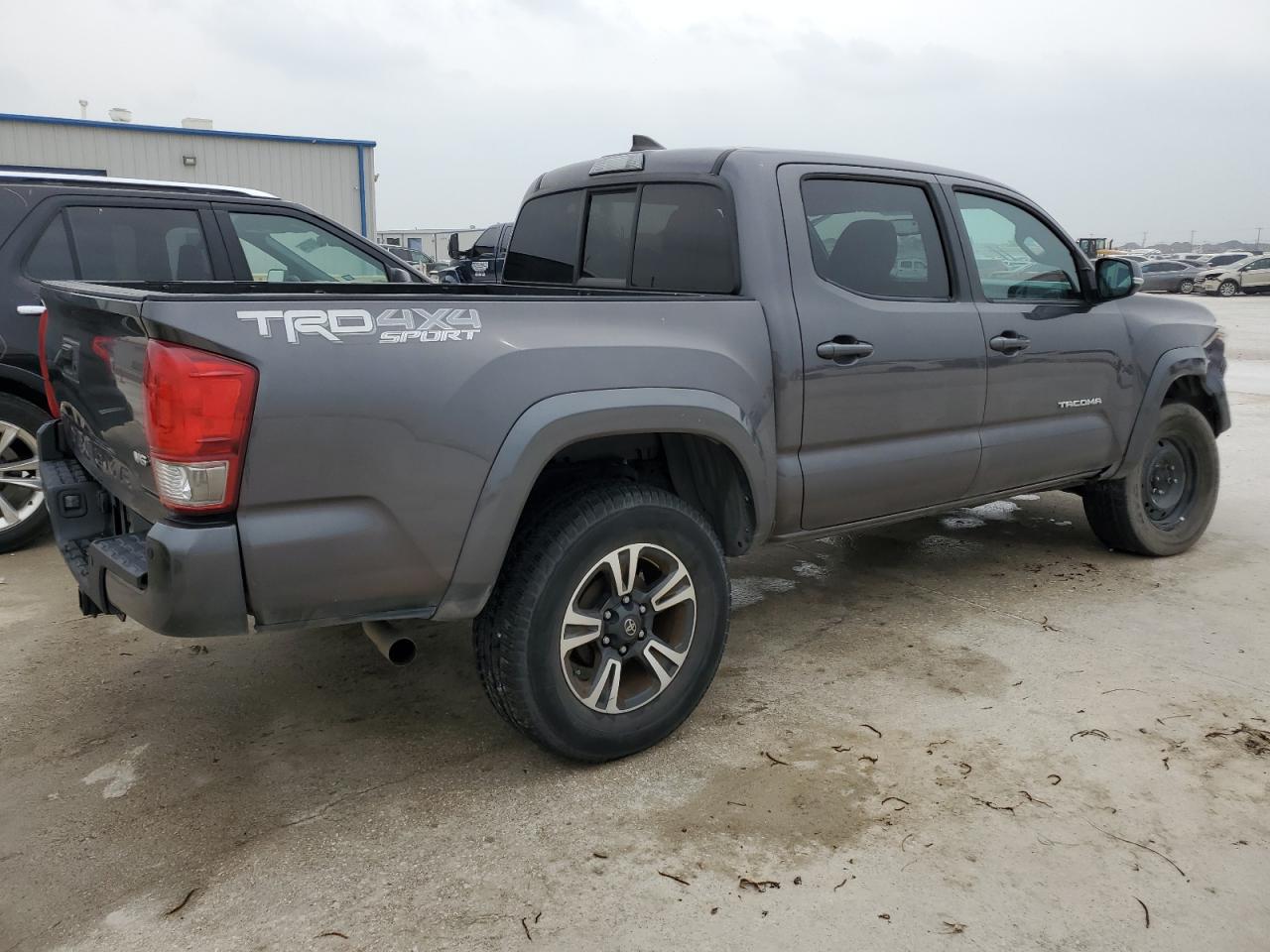 Photo 2 VIN: 5TFCZ5AN0GX022351 - TOYOTA TACOMA 