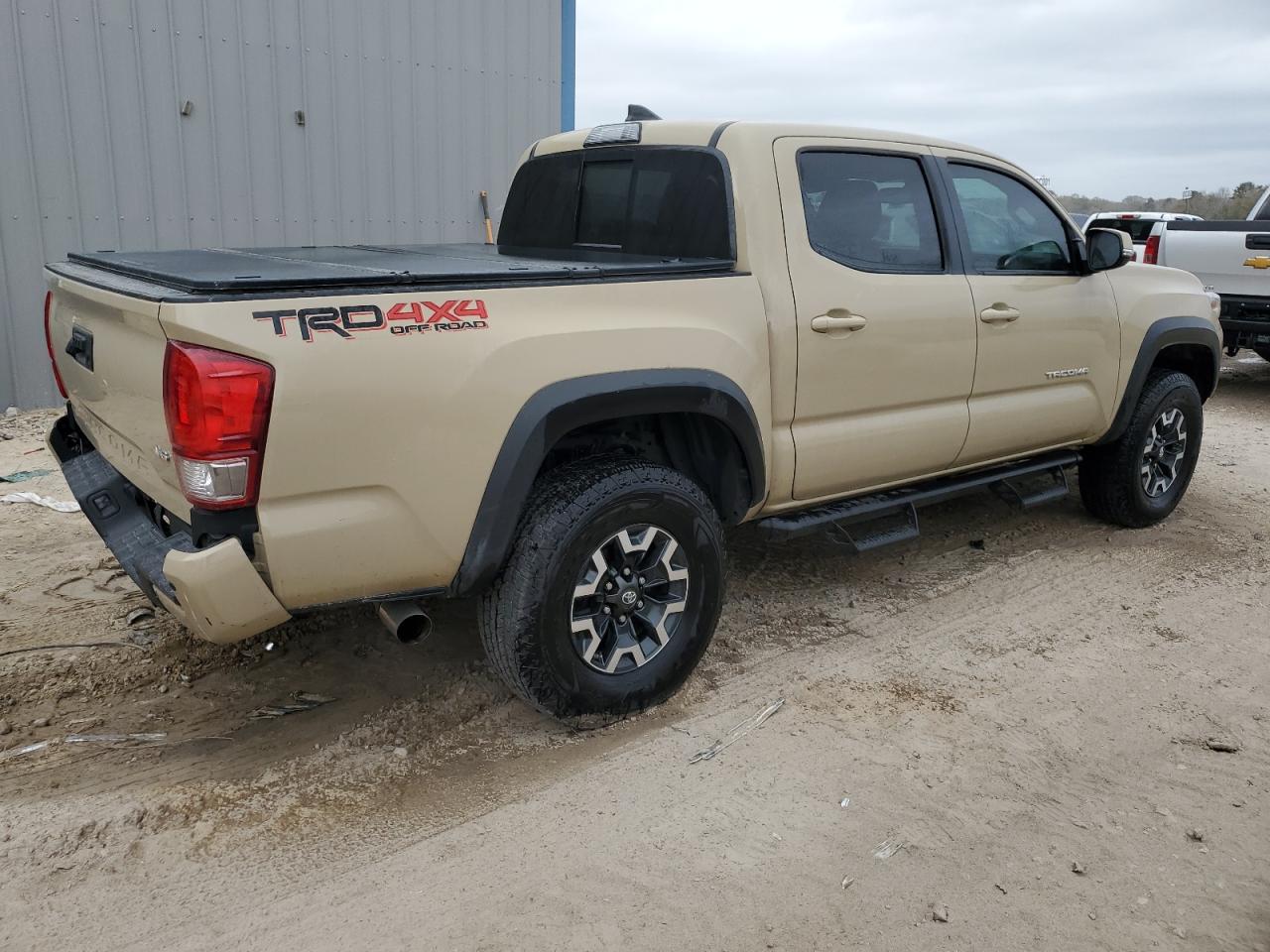 Photo 2 VIN: 5TFCZ5AN1HX057532 - TOYOTA TACOMA 