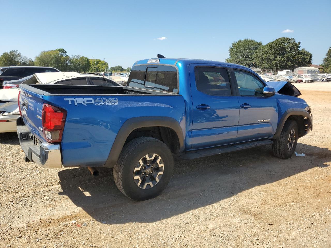 Photo 2 VIN: 5TFCZ5AN1JX130825 - TOYOTA TACOMA 