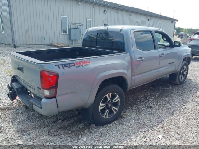 Photo 3 VIN: 5TFCZ5AN2JX137833 - TOYOTA TACOMA 