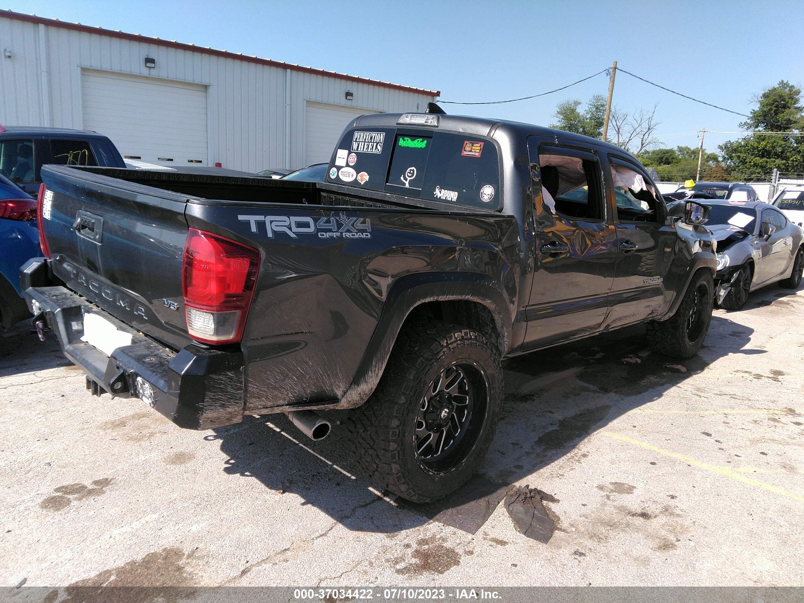 Photo 3 VIN: 5TFCZ5AN4JX152074 - TOYOTA TACOMA 