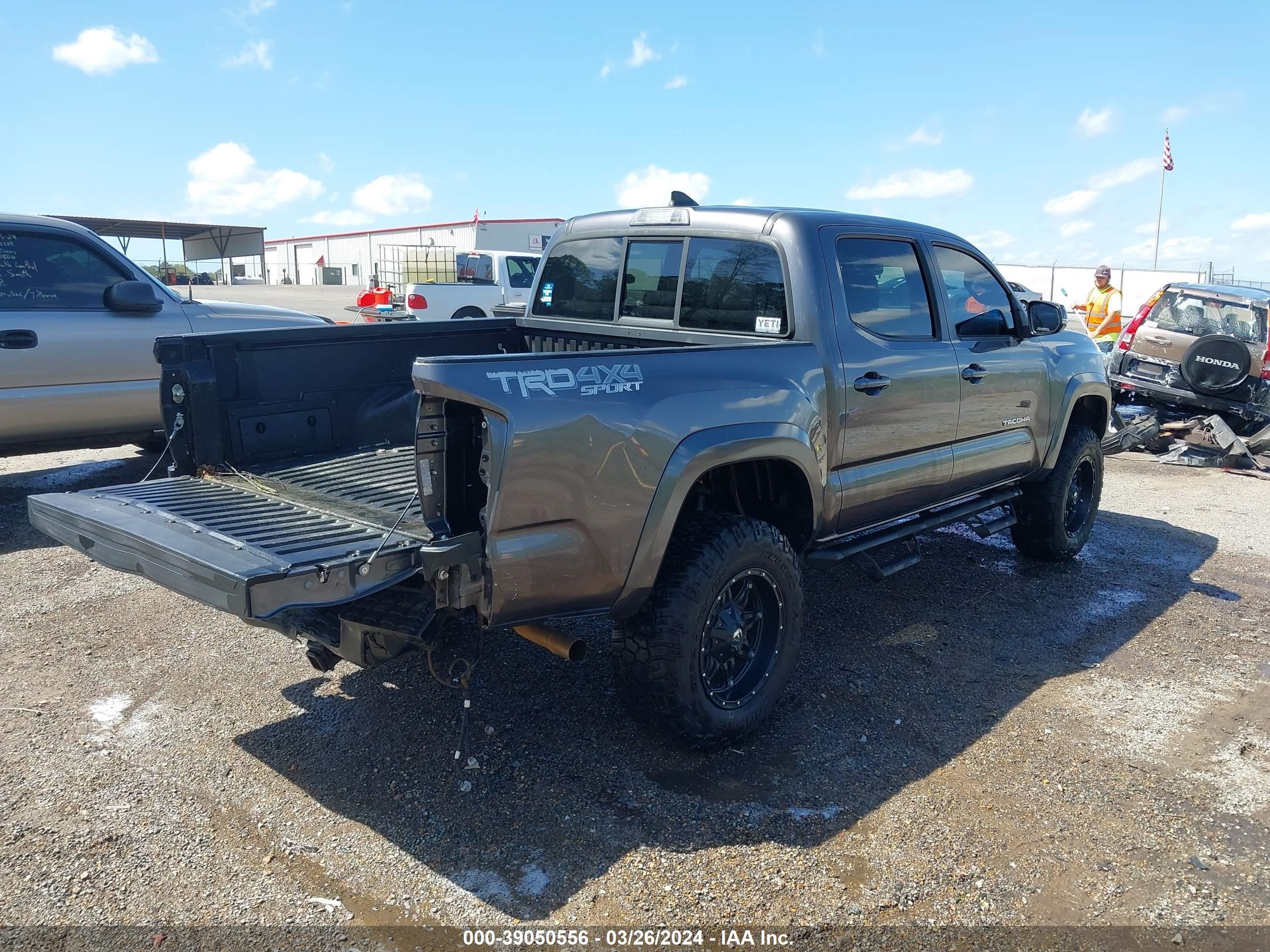 Photo 3 VIN: 5TFCZ5ANXGX035527 - TOYOTA TACOMA 