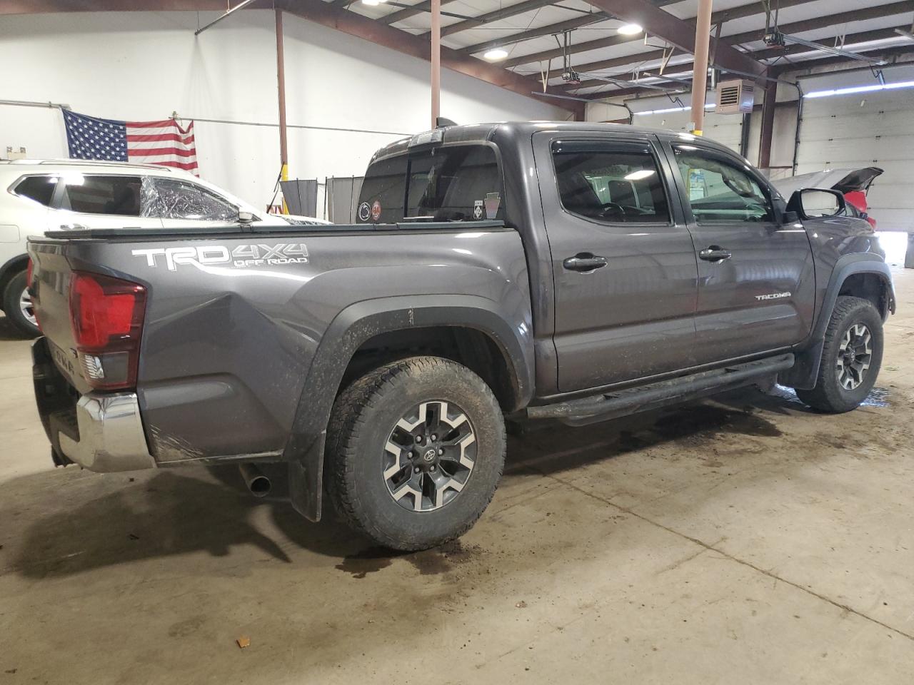 Photo 2 VIN: 5TFCZ5ANXJX122044 - TOYOTA TACOMA 