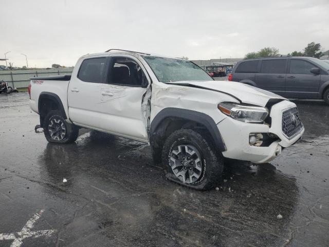 Photo 3 VIN: 5TFCZ5ANXJX128507 - TOYOTA TACOMA DOU 