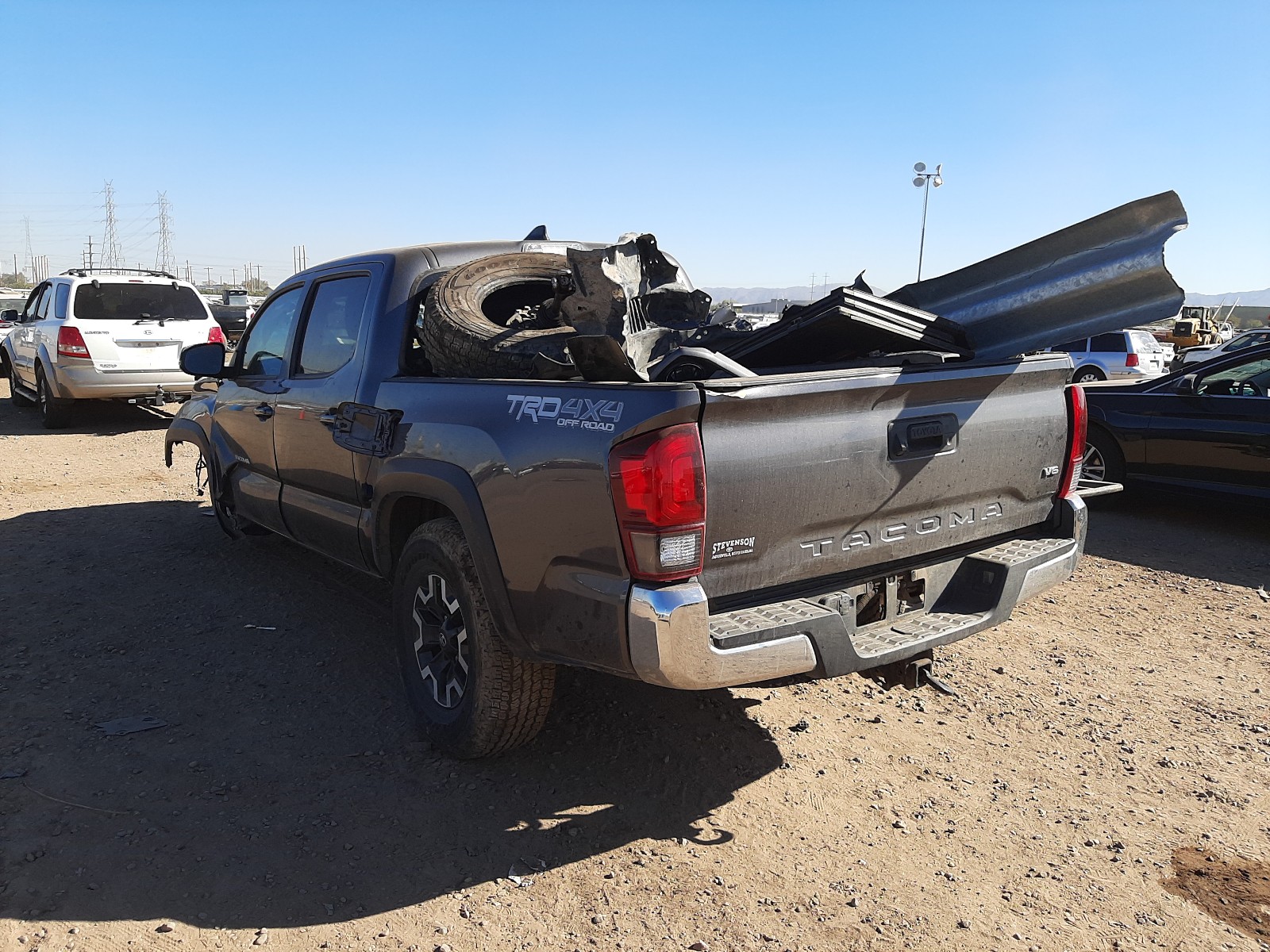 Photo 2 VIN: 5TFCZ5ANXJX128619 - TOYOTA TACOMA DOU 