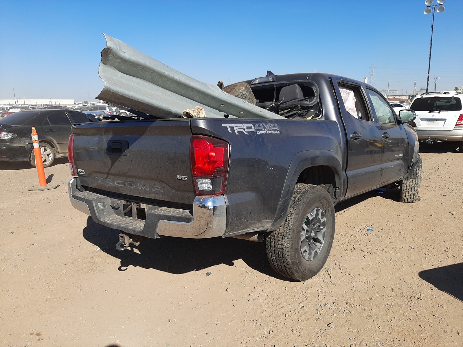 Photo 3 VIN: 5TFCZ5ANXJX128619 - TOYOTA TACOMA DOU 