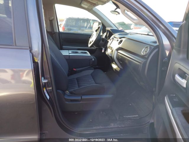 Photo 4 VIN: 5TFDM5F10JX075874 - TOYOTA TUNDRA 