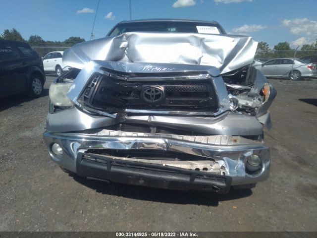 Photo 5 VIN: 5TFDM5F19AX002700 - TOYOTA TUNDRA 4WD TRUCK 