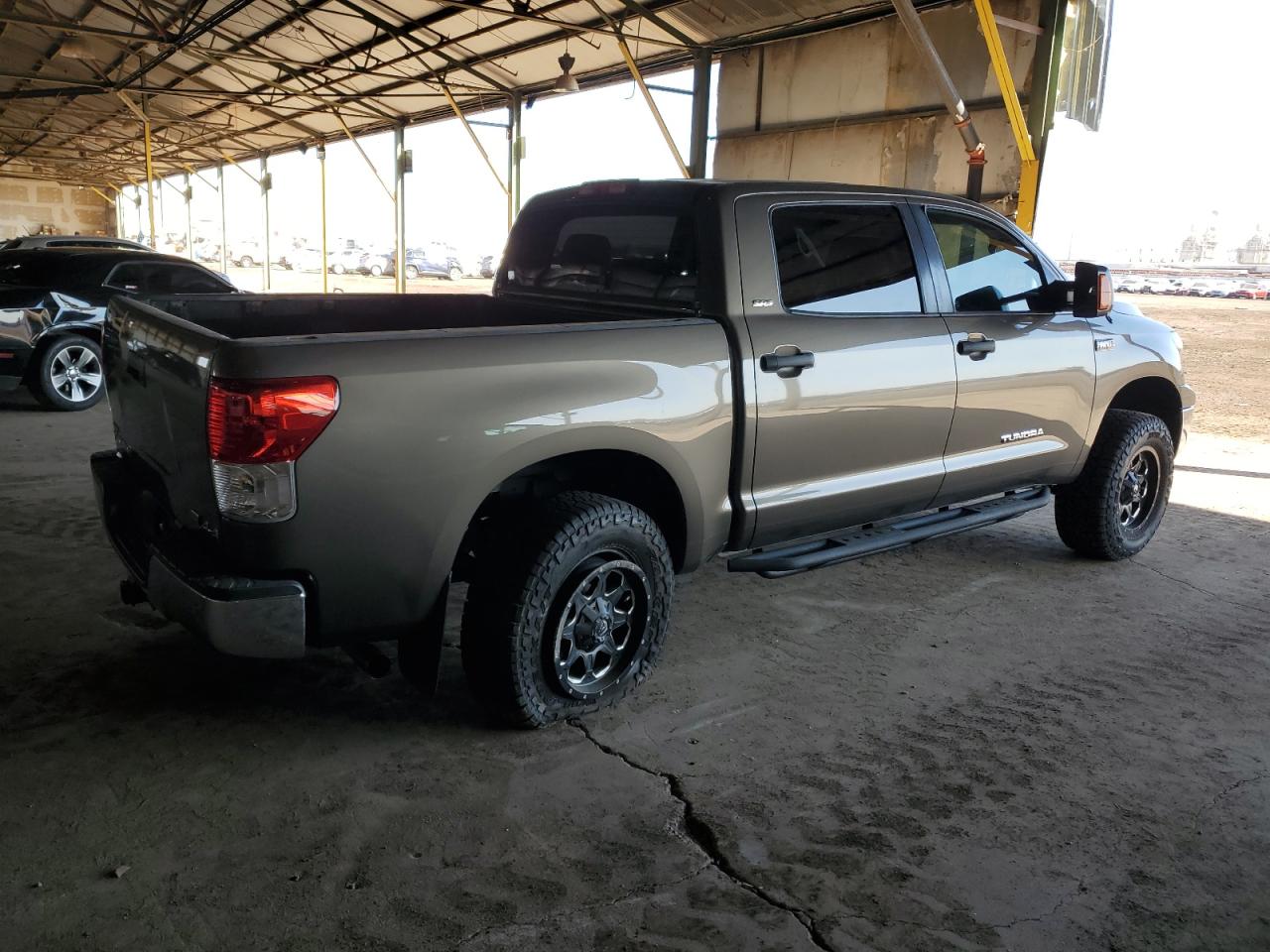 Photo 2 VIN: 5TFDW5F10AX125876 - TOYOTA TUNDRA 