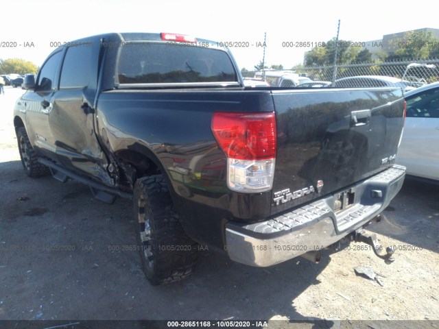 Photo 2 VIN: 5TFDW5F10BX203221 - TOYOTA TUNDRA 4WD TRUCK 