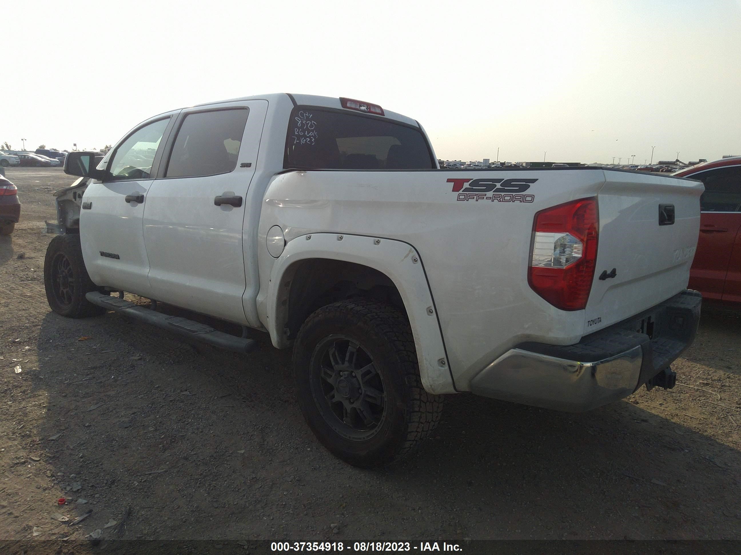 Photo 2 VIN: 5TFDW5F10GX538325 - TOYOTA TUNDRA 