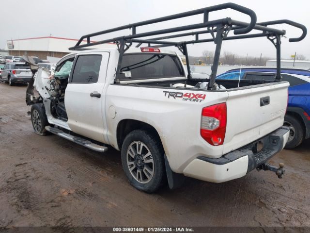 Photo 2 VIN: 5TFDW5F10JX730237 - TOYOTA TUNDRA 