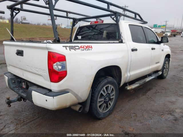 Photo 3 VIN: 5TFDW5F10JX730237 - TOYOTA TUNDRA 