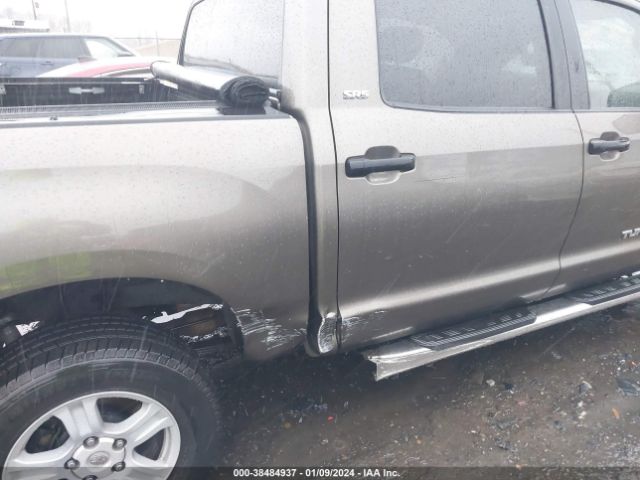 Photo 5 VIN: 5TFDW5F11AX122047 - TOYOTA TUNDRA 