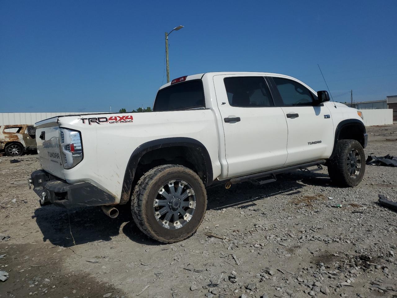 Photo 2 VIN: 5TFDW5F11GX553173 - TOYOTA TUNDRA 