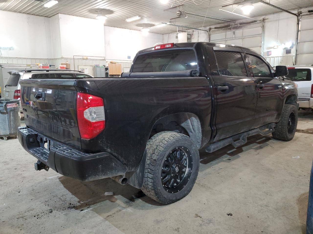 Photo 2 VIN: 5TFDW5F11HX609534 - TOYOTA TUNDRA 