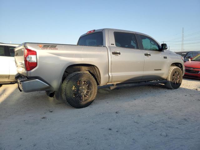 Photo 2 VIN: 5TFDW5F11JX715813 - TOYOTA TUNDRA CRE 