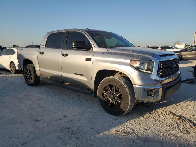 Photo 3 VIN: 5TFDW5F11JX715813 - TOYOTA TUNDRA CRE 