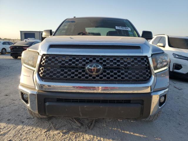 Photo 4 VIN: 5TFDW5F11JX715813 - TOYOTA TUNDRA CRE 