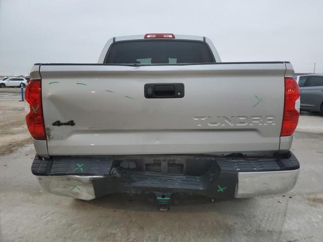 Photo 5 VIN: 5TFDW5F11JX715813 - TOYOTA TUNDRA CRE 