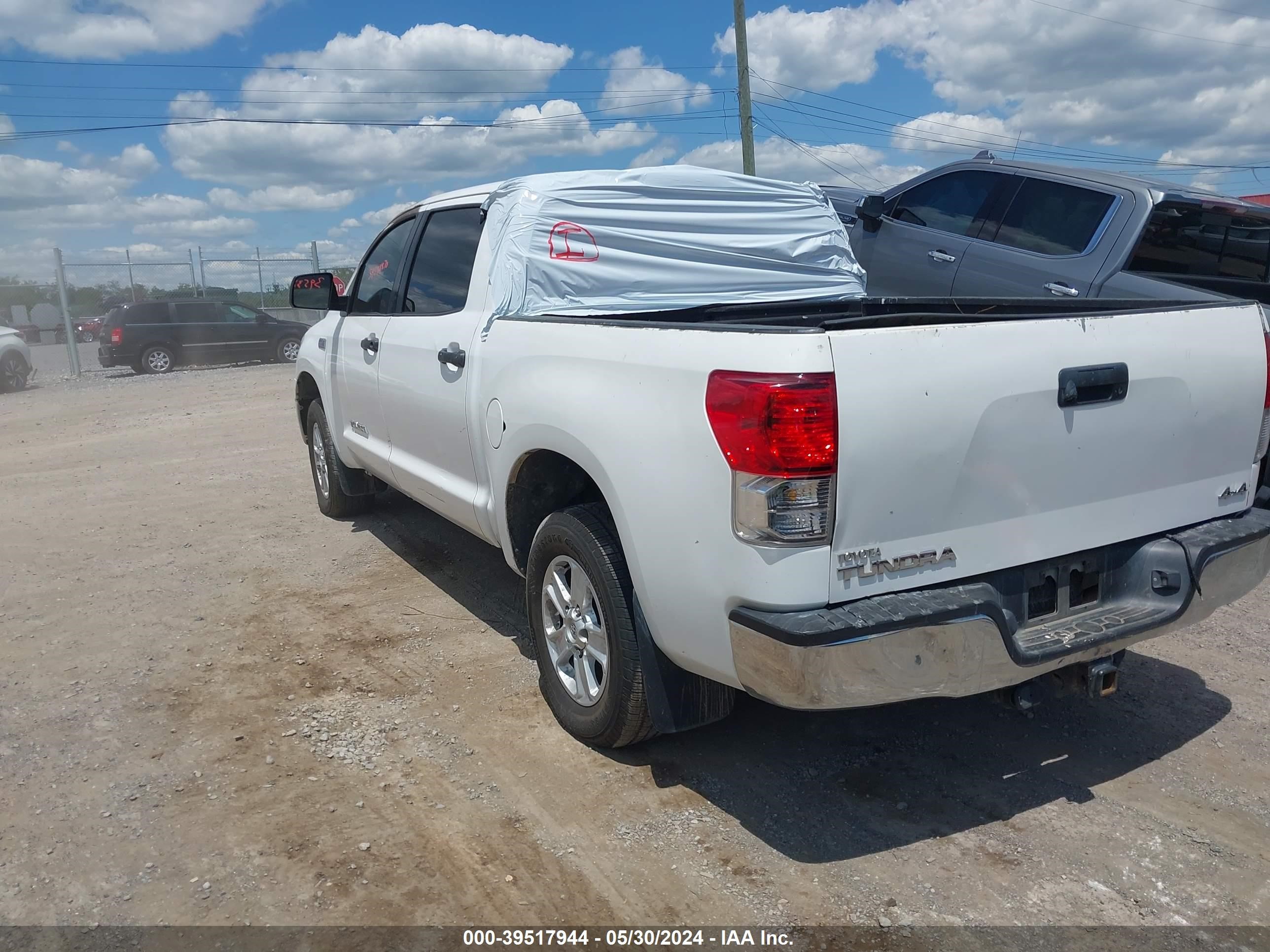 Photo 13 VIN: 5TFDW5F12BX173087 - TOYOTA TUNDRA 