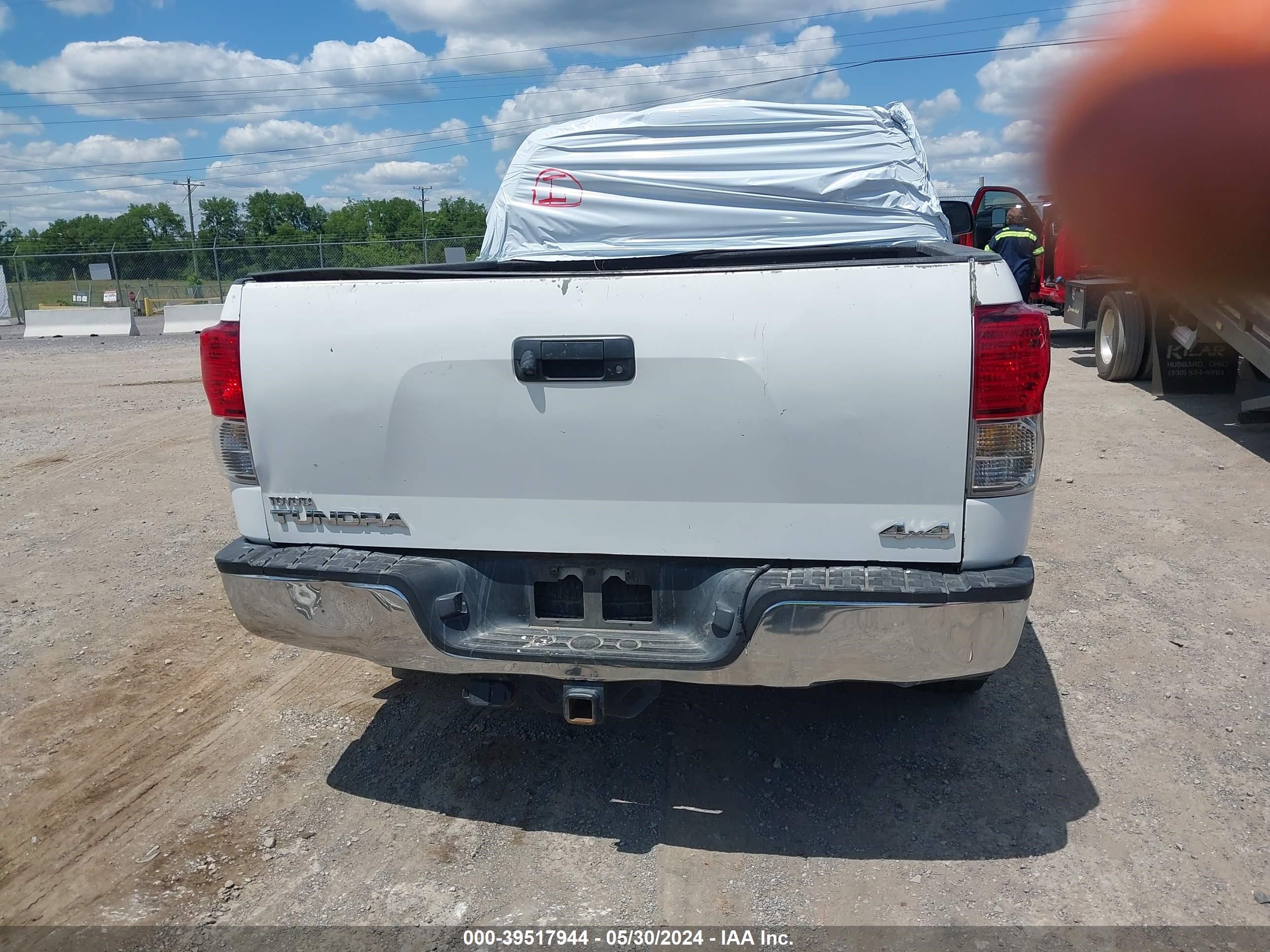 Photo 15 VIN: 5TFDW5F12BX173087 - TOYOTA TUNDRA 