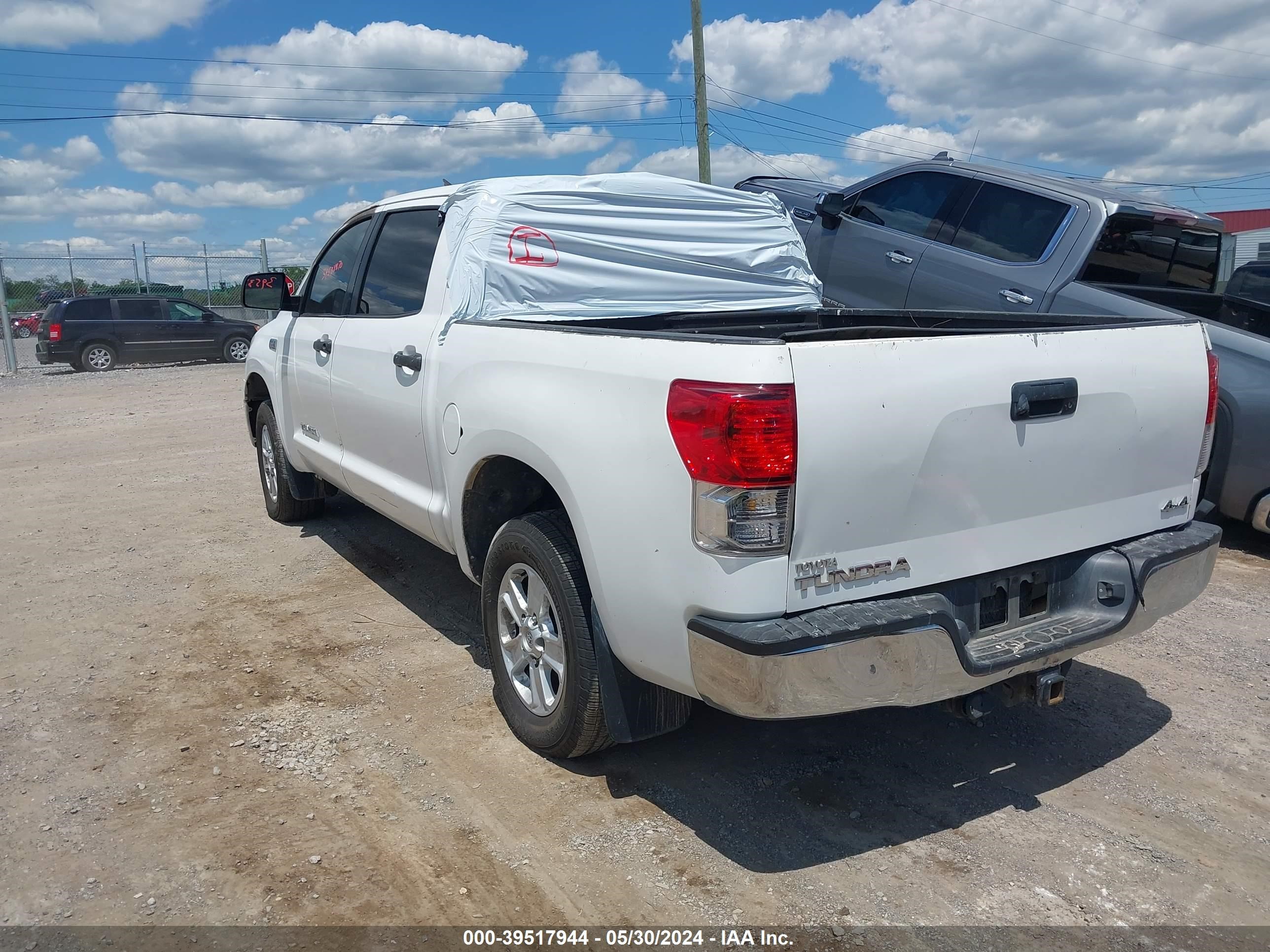 Photo 2 VIN: 5TFDW5F12BX173087 - TOYOTA TUNDRA 