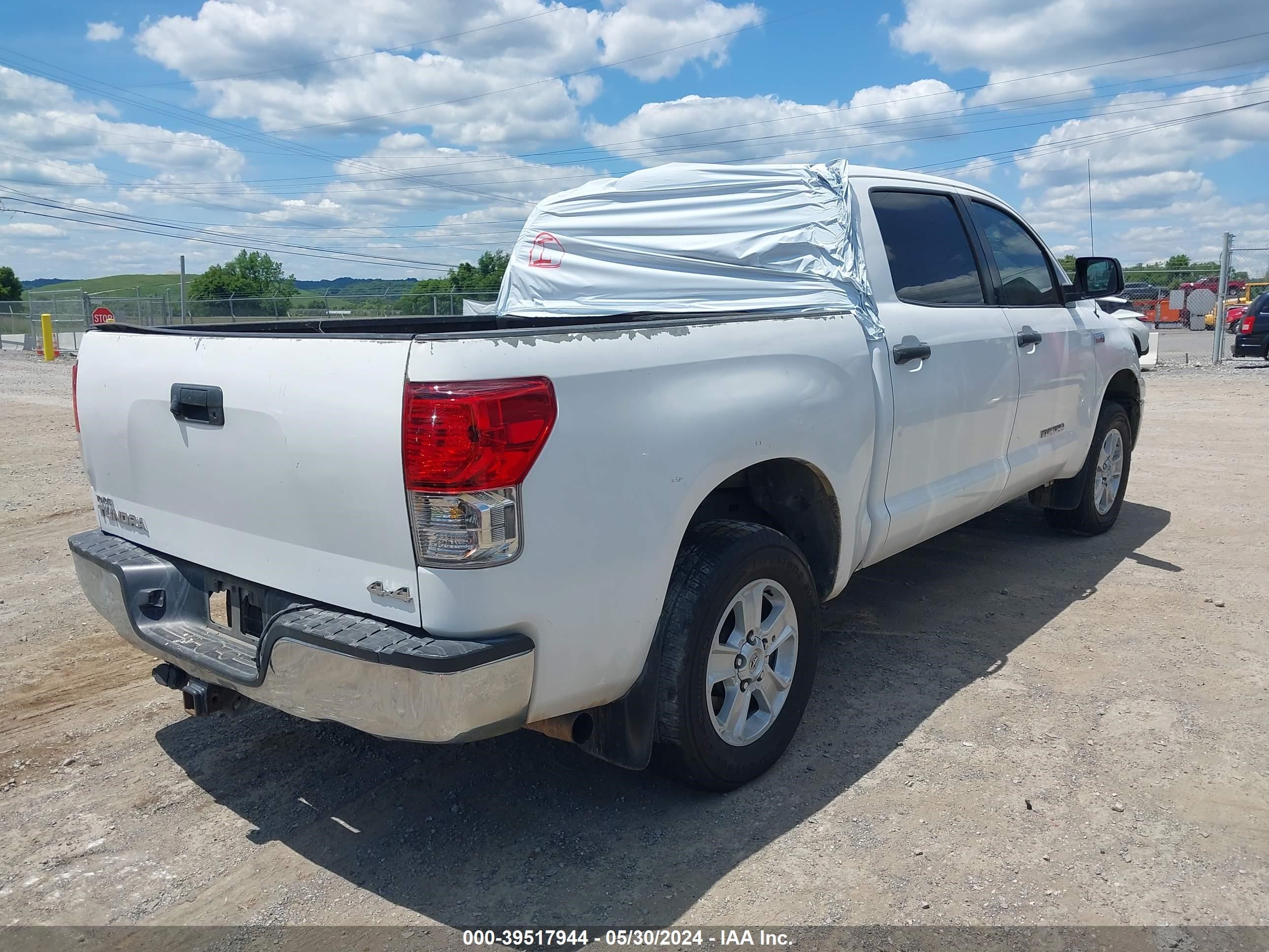 Photo 3 VIN: 5TFDW5F12BX173087 - TOYOTA TUNDRA 