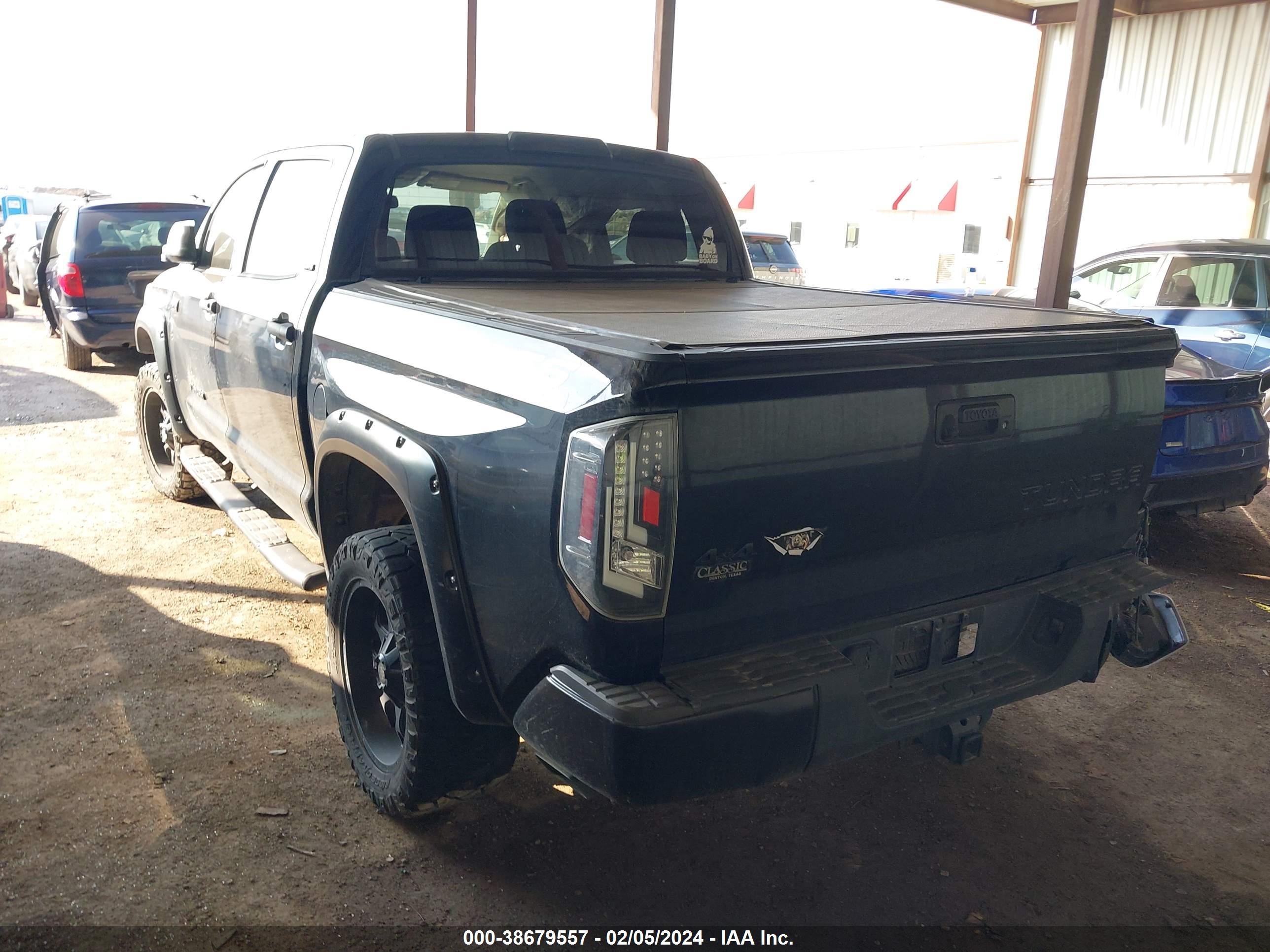 Photo 2 VIN: 5TFDW5F13HX606800 - TOYOTA TUNDRA 