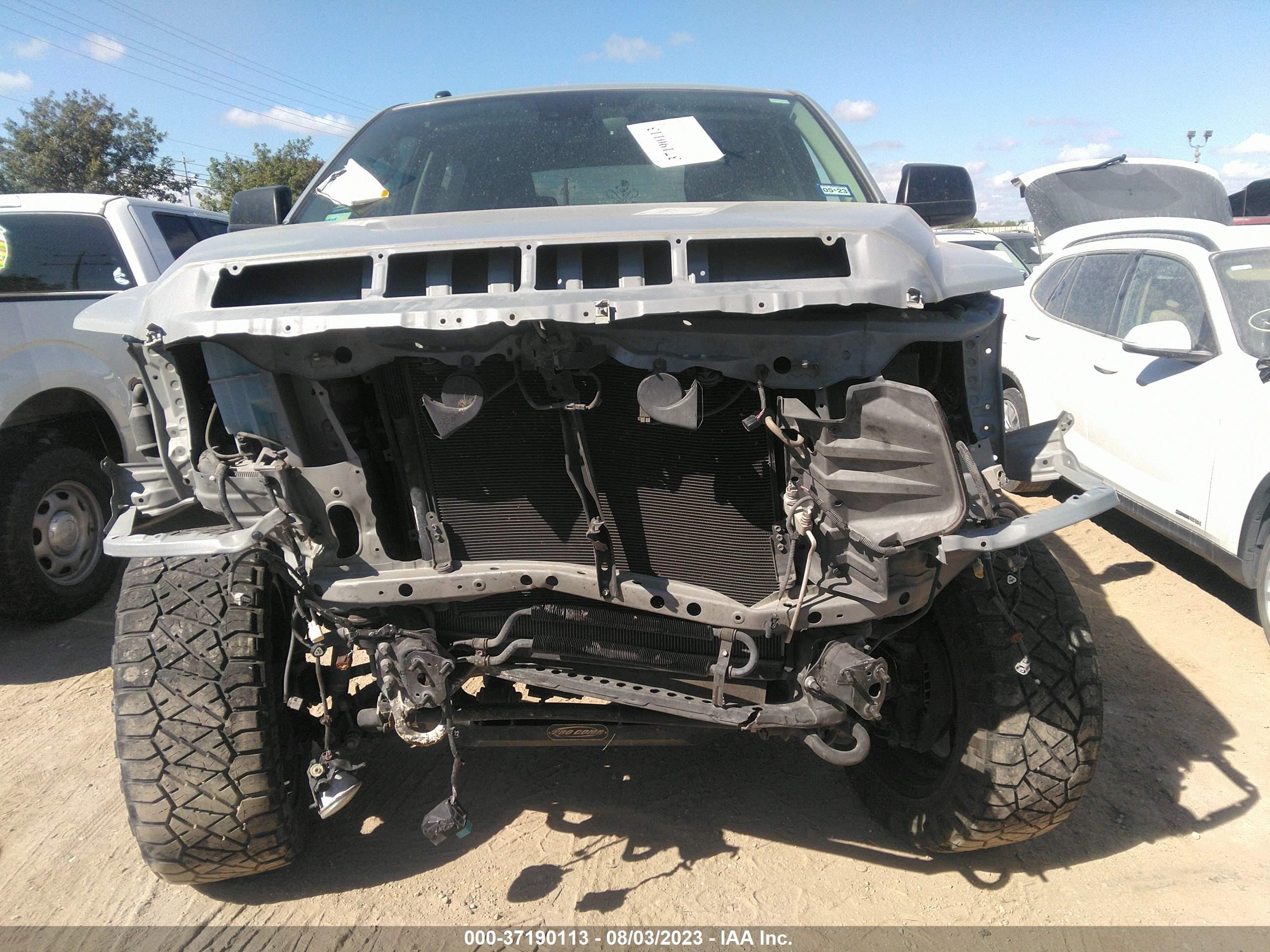 Photo 12 VIN: 5TFDW5F15KX841772 - TOYOTA TUNDRA 