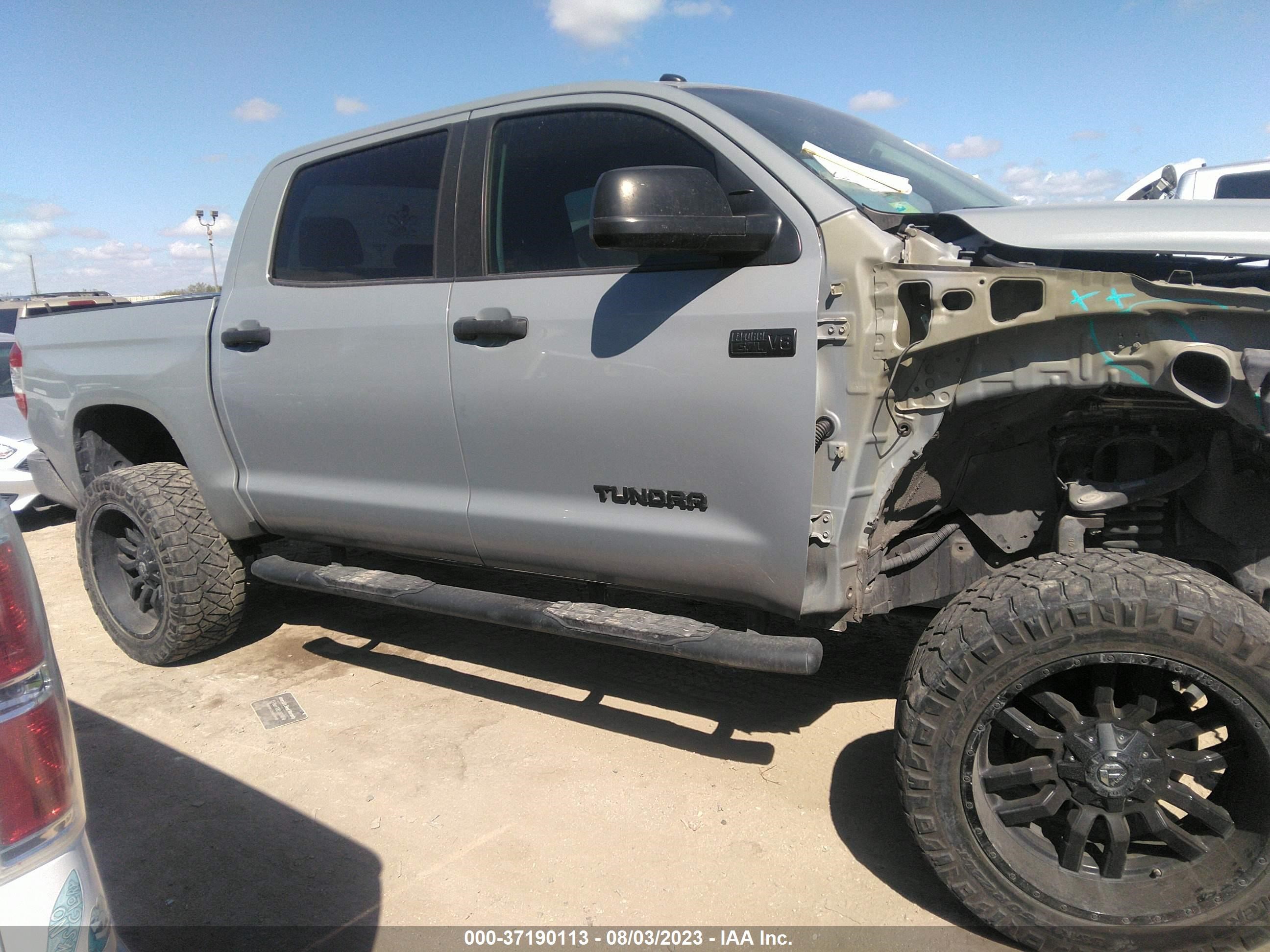 Photo 13 VIN: 5TFDW5F15KX841772 - TOYOTA TUNDRA 