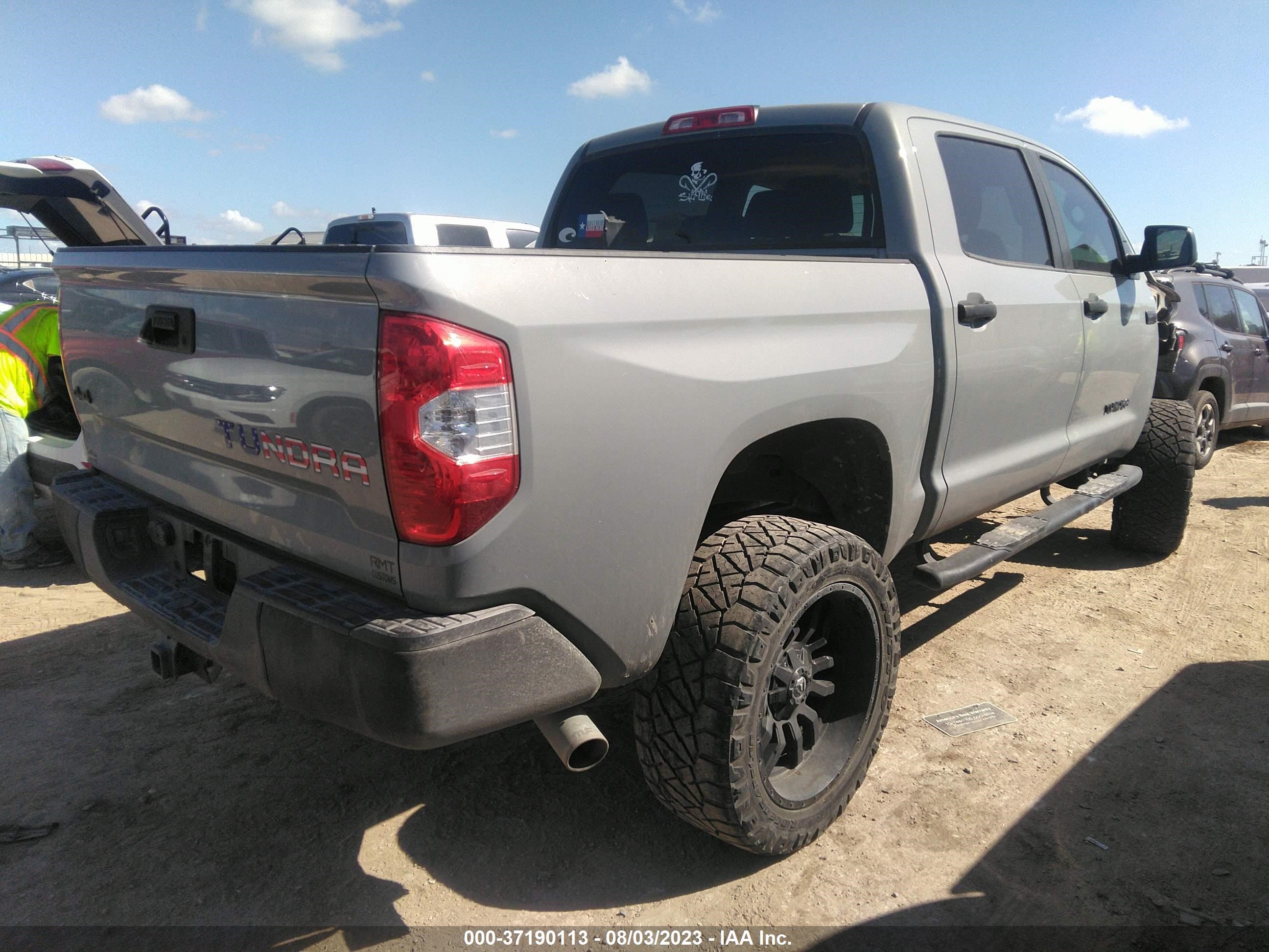 Photo 3 VIN: 5TFDW5F15KX841772 - TOYOTA TUNDRA 