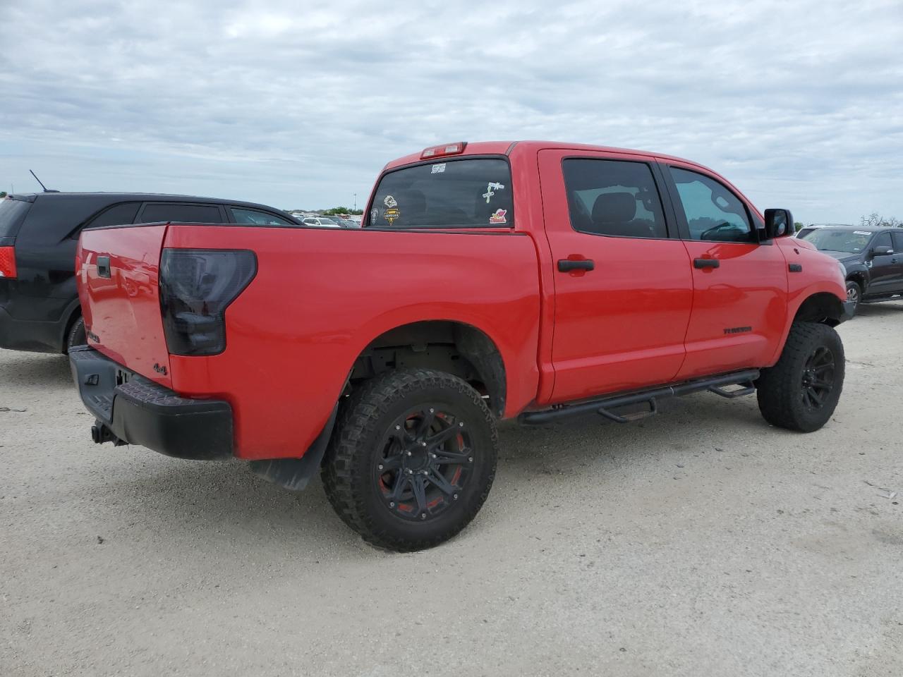 Photo 2 VIN: 5TFDW5F17AX136003 - TOYOTA TUNDRA 