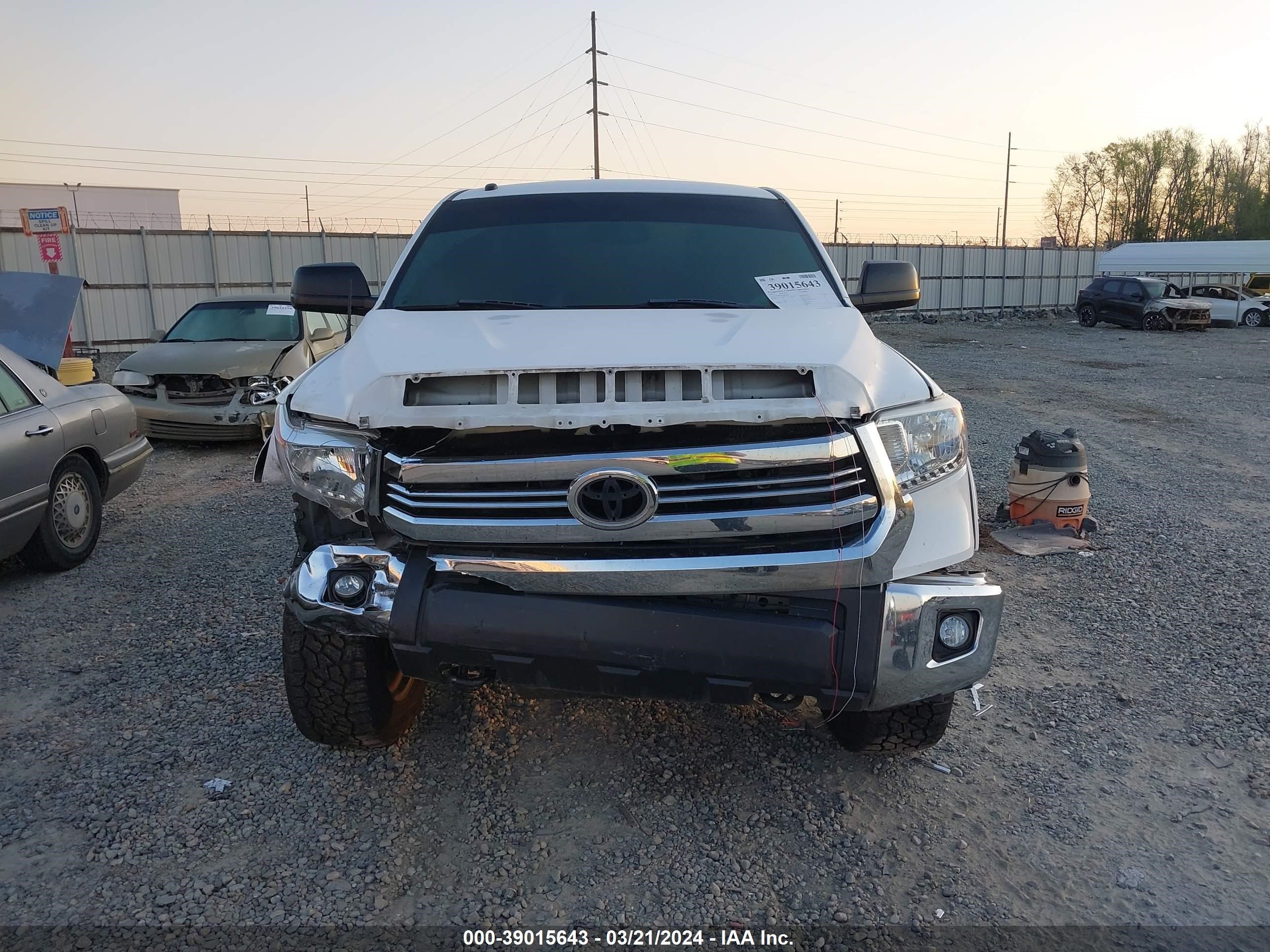 Photo 11 VIN: 5TFDW5F17HX665011 - TOYOTA TUNDRA 