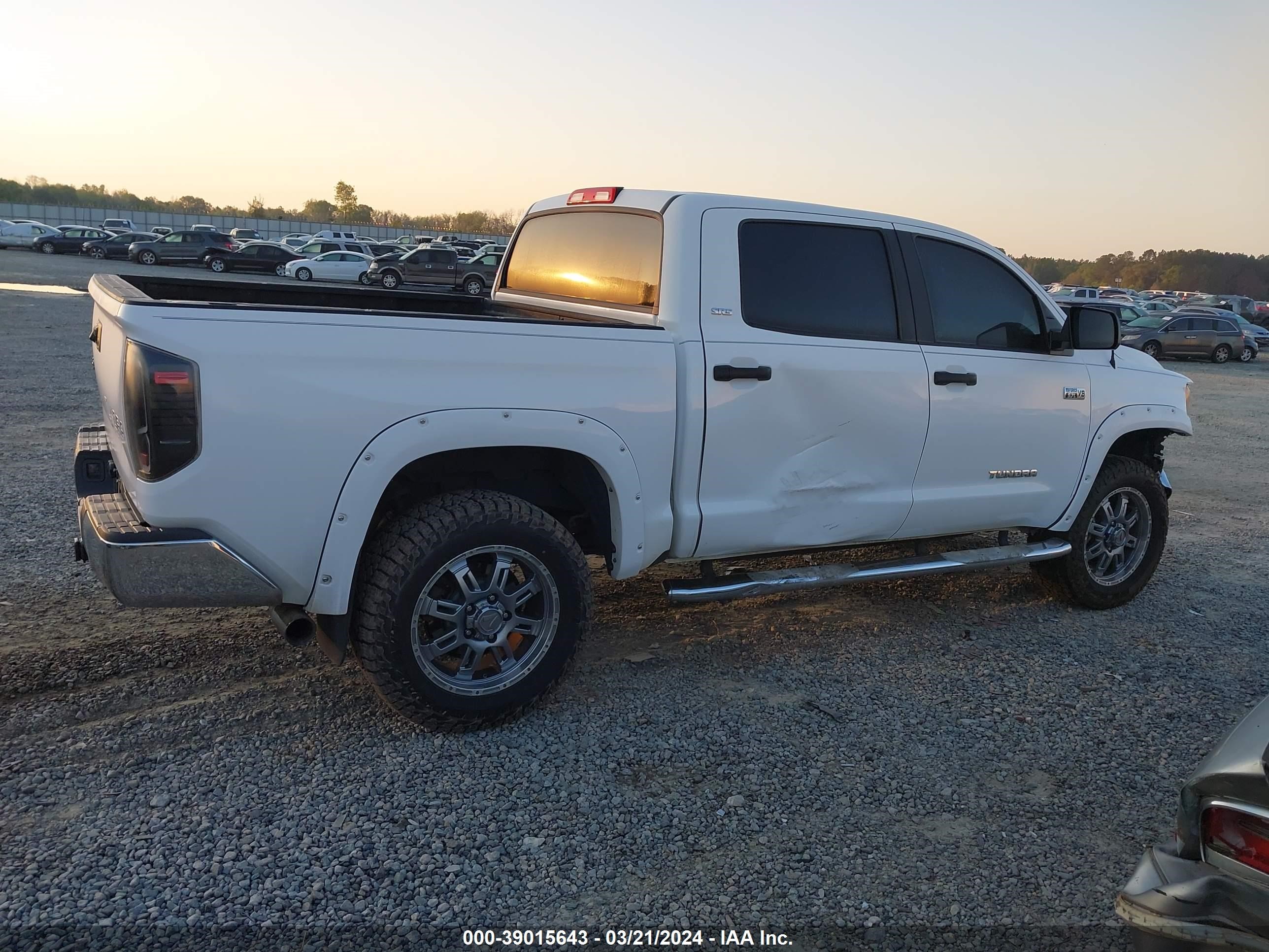 Photo 12 VIN: 5TFDW5F17HX665011 - TOYOTA TUNDRA 