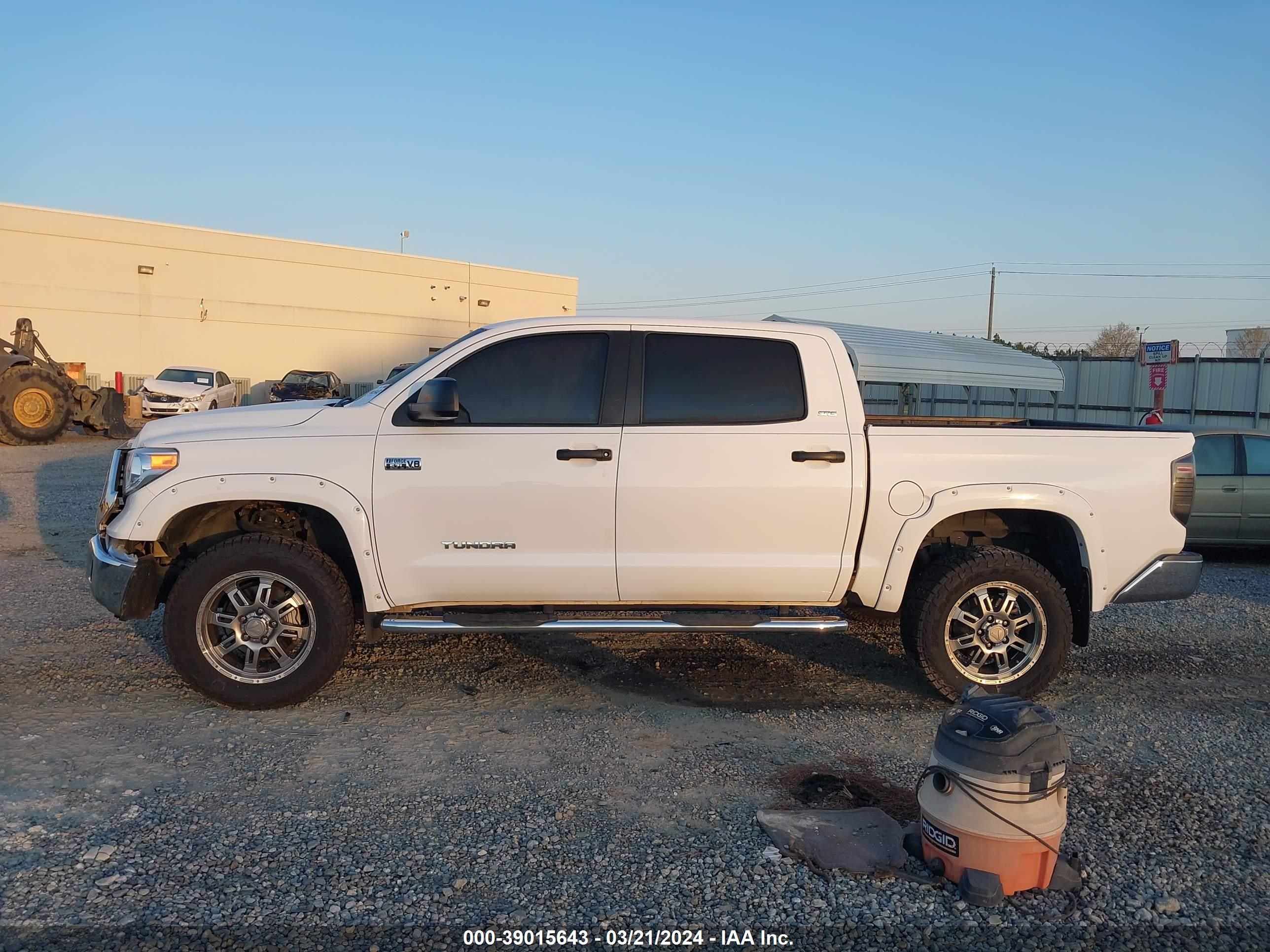 Photo 13 VIN: 5TFDW5F17HX665011 - TOYOTA TUNDRA 