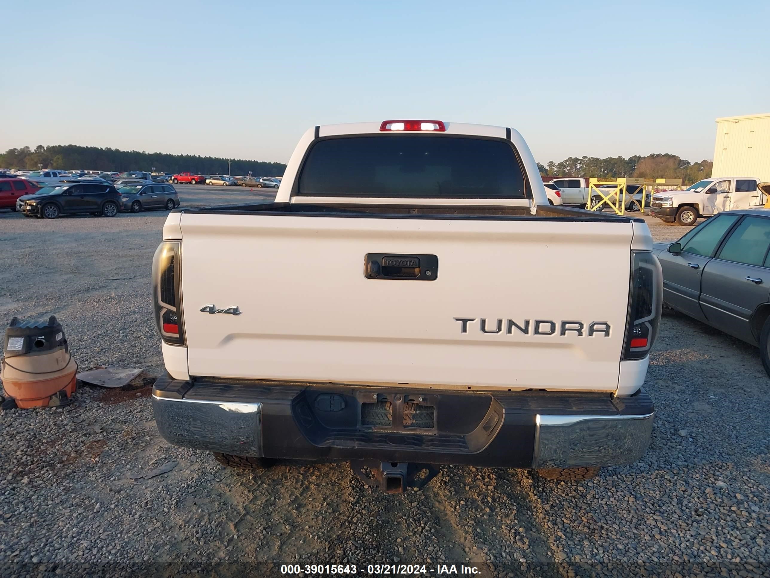 Photo 15 VIN: 5TFDW5F17HX665011 - TOYOTA TUNDRA 