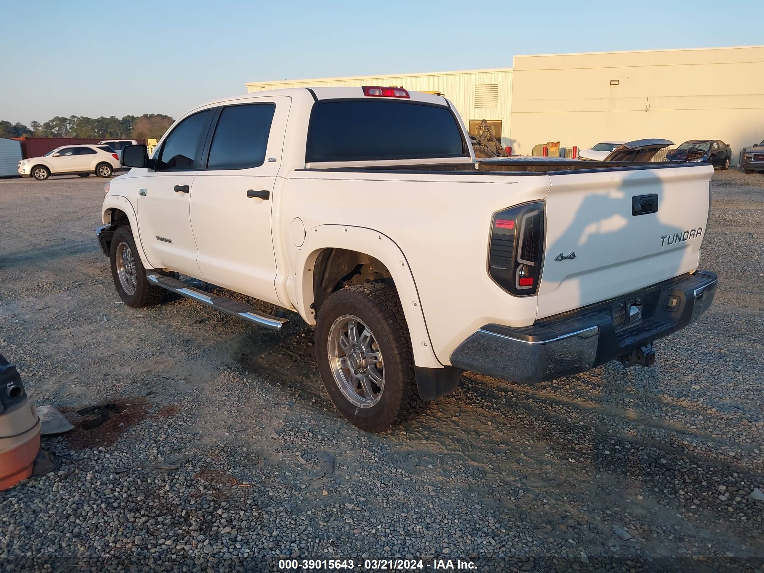 Photo 2 VIN: 5TFDW5F17HX665011 - TOYOTA TUNDRA 