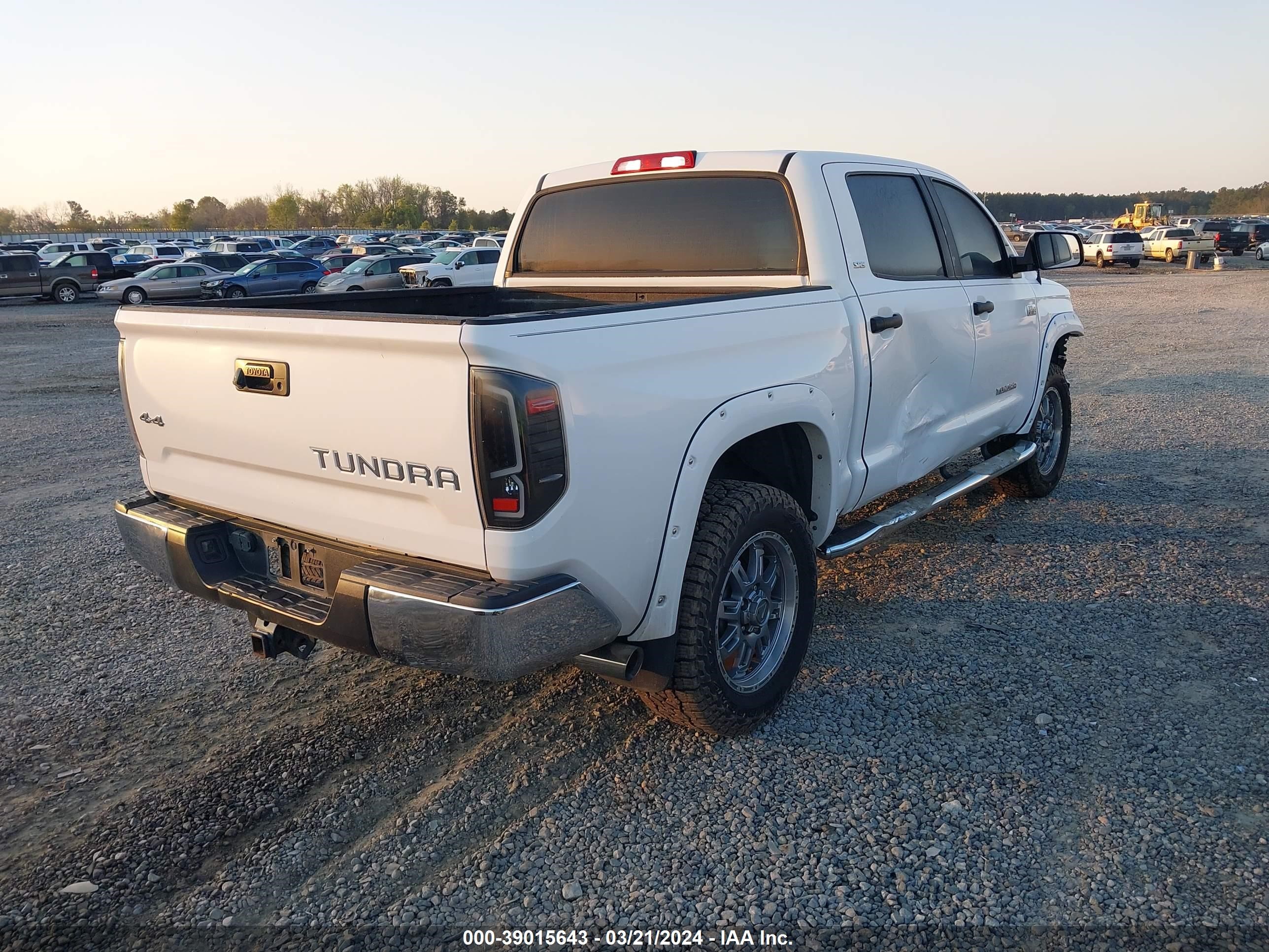 Photo 3 VIN: 5TFDW5F17HX665011 - TOYOTA TUNDRA 